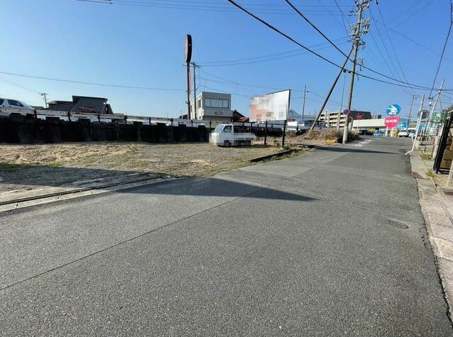 ●四日市市三ツ谷町 売土地の前面道路含む現地写真