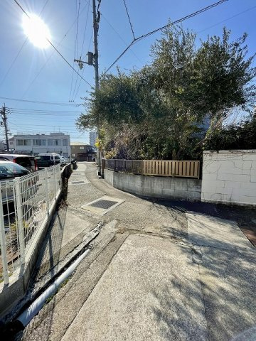 赤石町　土地の周辺|２車線の通りからの進入路。幅員約２ｍです。