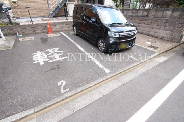 レオパレスカーサ　カミニート の駐車場