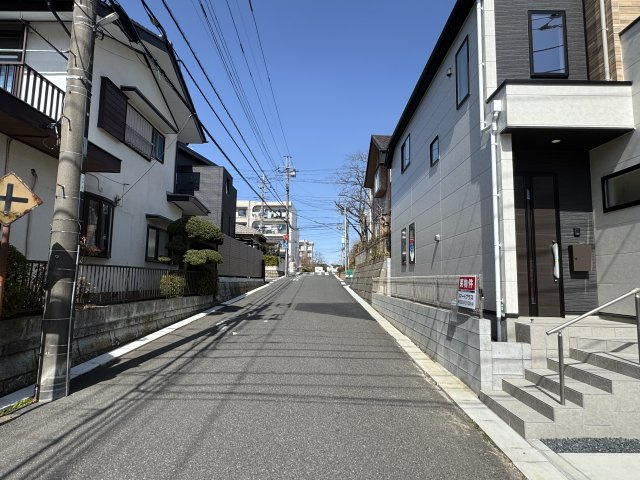流山市富士見台１丁目新築戸建【新川小学校：8分】の前面道路含む現地写真|西側前面道路・幅員約5.9ｍ