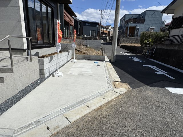 流山市富士見台１丁目新築戸建【新川小学校：8分】の駐車場|南側駐車スペース完備