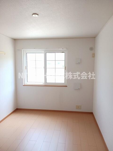 メゾン・ベルの居間・リビング|寝室スペースにもぴったり(^^♪