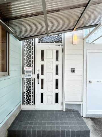 高知市福井町　中古戸建ての玄関