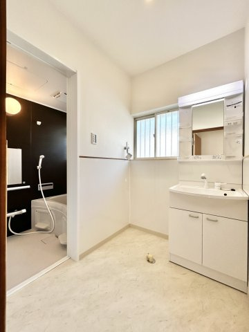 高知市福井町　中古戸建ての独立洗面台