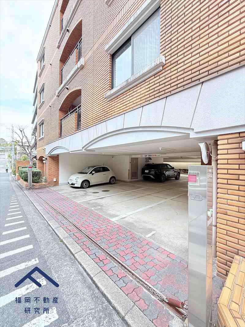 グランピア山荘通りの駐車場