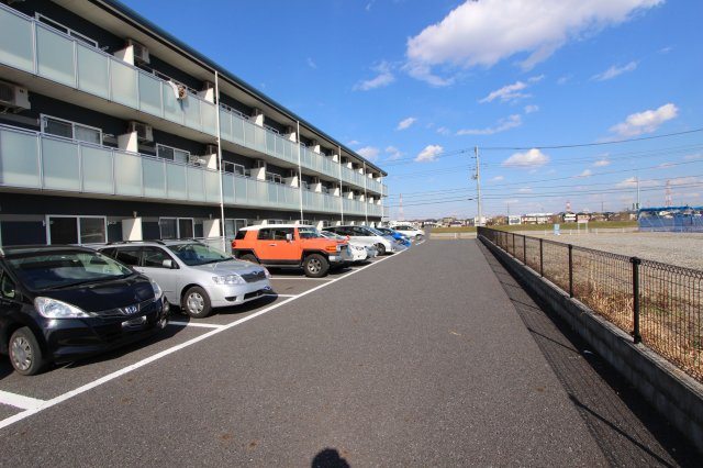 レオネクストブルージュの駐車場