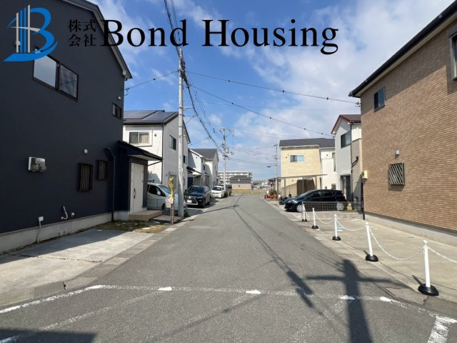 太陽光発電システム搭載　魚住町清水　中古戸建の前面道路含む現地写真