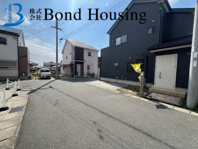 太陽光発電システム搭載　魚住町清水　中古戸建の前面道路含む現地写真