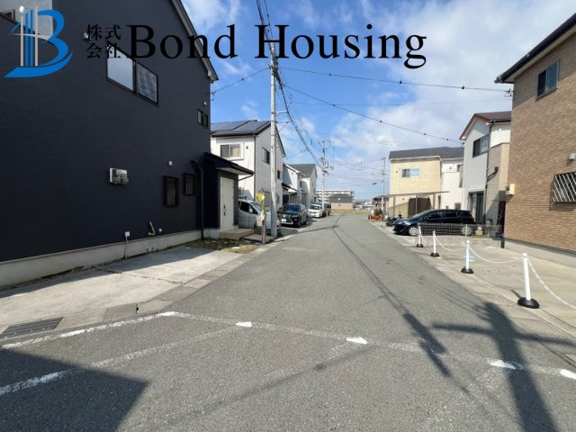 太陽光発電システム搭載　魚住町清水　中古戸建の前面道路含む現地写真