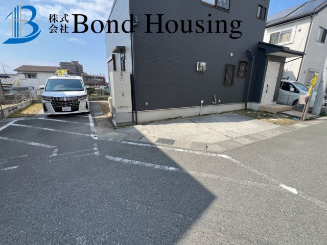 太陽光発電システム搭載　魚住町清水　中古戸建の駐車場