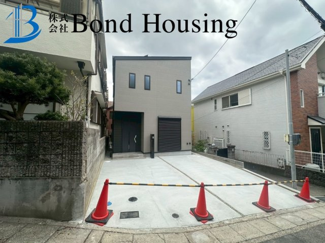 駐車並列２台　ルーフバルコニー　垂水区星が丘１丁目　新築戸建の前面道路含む現地写真