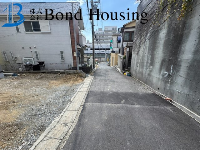 駐車並列２台　ルーフバルコニー　垂水区星が丘１丁目　新築戸建の前面道路含む現地写真