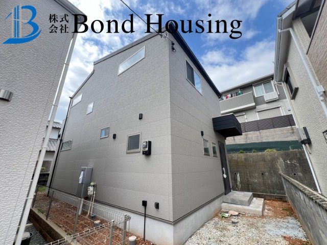 駐車並列２台　LDK18帖　大久保町高丘７丁目　新築戸建の外観