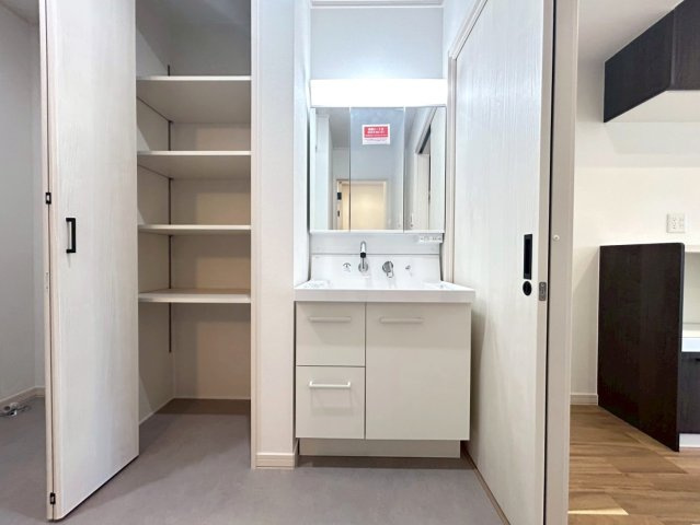 戸建　一宮市野口　全1区画分譲の独立洗面台|洗面洗髪化粧台です。物件により三面鏡または一面鏡の場合があります。詳しくは担当者までお問合せ下さい。