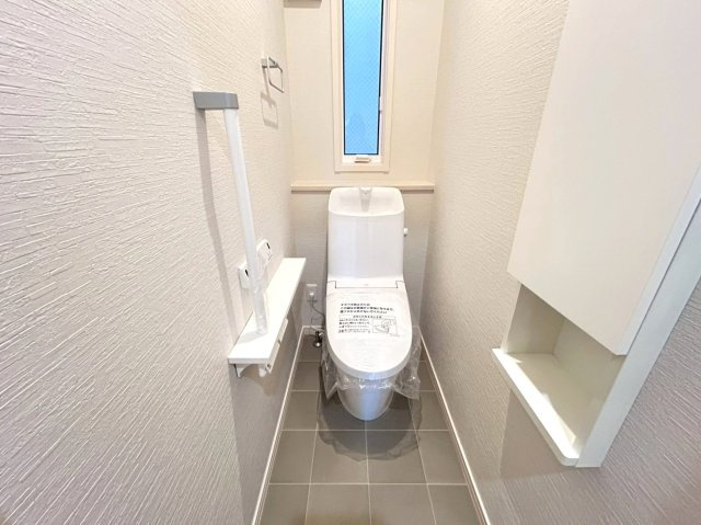 戸建　一宮市野口　全1区画分譲のトイレ|節水省エネの温水洗浄便座です。お掃除のしやすさを究めたフチなし形状でお手入れ楽々。