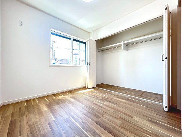 戸建　一宮市野口　全1区画分譲の洋室|全居室にたっぷり収納できる大型収納を設置。窓ガラスは断熱性能や結露防止効果の高いペアガラスです。