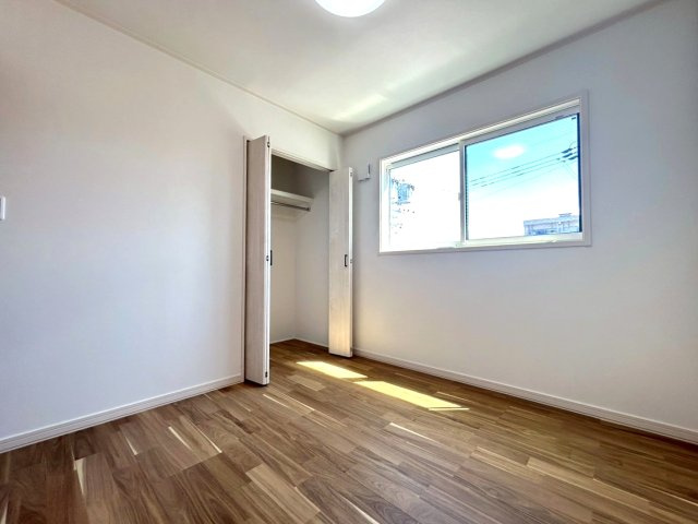 新築戸建　一宮市野口2丁目　全1区画分譲の洋室|全居室にたっぷり収納できる大型収納を設置。窓ガラスは断熱性能や結露防止効果の高いペアガラスです。