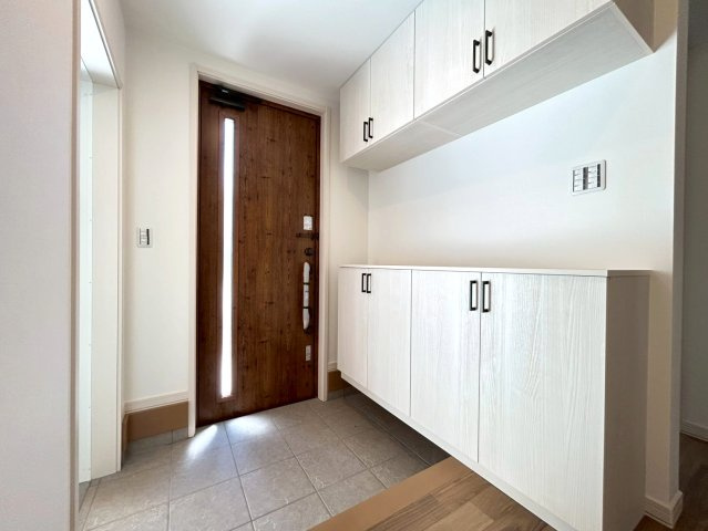 戸建　一宮市野口　全1区画分譲の玄関|大容量のシューズ収納付きで玄関周りもすっきり！玄関ドアからの光が玄関ホールを明るくしてくれます。