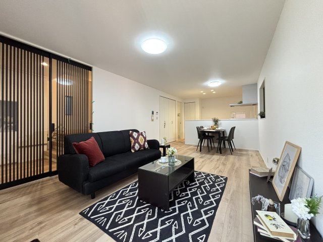 MELDIA北区清水2丁目№3｜名古屋市の戸建ならホームアップの居間・リビング|南から陽射しが入り明るいリビング