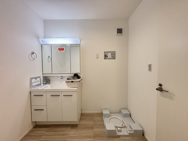 MELDIA北区清水2丁目№3｜名古屋市の戸建ならホームアップの独立洗面台|三面鏡で朝の身支度に最適