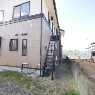 【外観】 | 2階キッチンの御勝手口から1階にアクセス可能。御勝手口はダブルロックで防犯対策済み