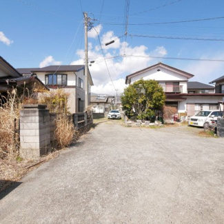 【周辺】 | 敷地前の道路は広くなっておりますので、お車の転回が可能です。