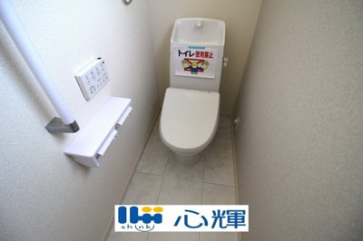 【トイレ】 | リーブルガーデン防府市大字牟礼 第４（１号棟） | 洗浄付き、暖房付き便座が魅力的。毎日使用する場所だから、清潔な空間であって頂けるよう配慮しました。