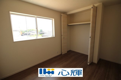 【洋室】 | リーブルガーデン防府市大字牟礼 第４（１号棟） | 明るさを基調とした部屋は、光を反射するので部屋を明るく美しく見せる効果もあります。