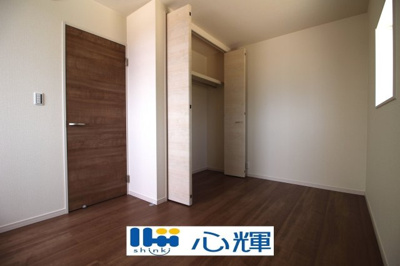 【洋室】 | リーブルガーデン防府市大字牟礼 第４（１号棟） | 住まう方でカスタマイズして頂けるシンプルなデザインの内装。ご自身で素敵な空間を創り上げられます。
