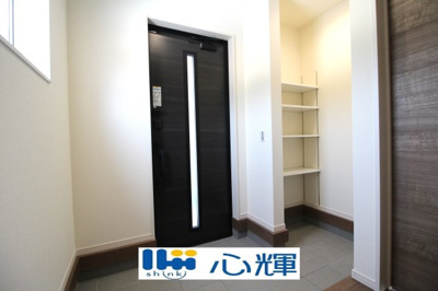 【玄関】 | リーブルガーデン防府市大字牟礼 第４（１号棟） | たくさんある靴もすべて収納して頂け、玄関をスッキリ綺麗な空間にまとめます。




