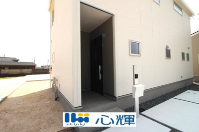 【玄関】 | リーブルガーデン防府市大字牟礼 第４（１号棟） | 家の顔となる玄関。 ゲストを迎え入れても安心の空間です