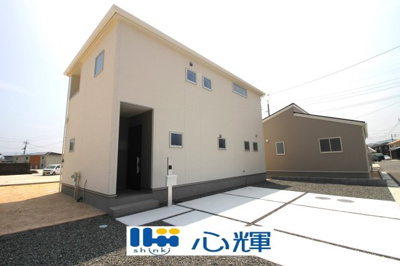 【外観】 | リーブルガーデン防府市大字牟礼 第４（１号棟） | 整備された道路に面する現地は、コミュニティー以外の方々の出入りも少なく、お車の出し入れも楽々です。