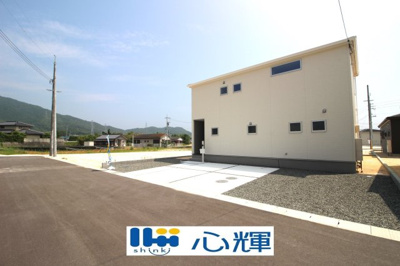 【前面道路含む現地写真】 | リーブルガーデン防府市大字牟礼 第４（１号棟） | 明るい日差しが差し込む現地。車もゆったり駐めることが出来ます。ぜひ現地をご覧下さい。

