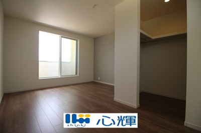 【収納】 | リーブルガーデン防府市大字牟礼 第４（１号棟） | ウォークインクローゼットは、衣類やかばんなどをまとめて収納出来ます。
