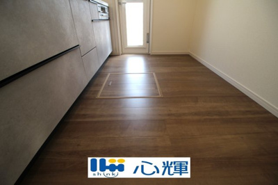 【収納】 | リーブルガーデン防府市大字牟礼 第４（１号棟） | キッチン床下収納です。いざというときの非常食や使用頻度の低いものをコンパクトに収納します。