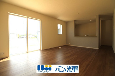 【居間・リビング】 | リーブルガーデン防府市大字牟礼 第４（１号棟） | 降り注ぐ陽光をいっぱいに浴び、メインライトと共に室内全体が明るい・開放感のあるＬＤＫ。