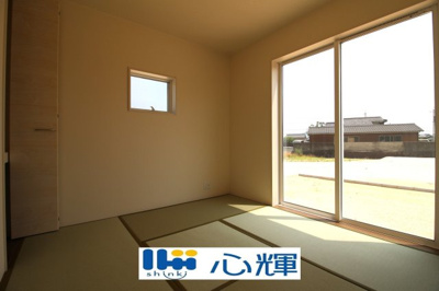 【和室】 | リーブルガーデン防府市大字牟礼 第４（１号棟） | 帰宅時や家事の合間の休憩の時、リビングと繋がった畳があると快適です。

