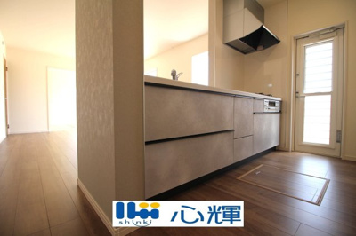 【キッチン】 | リーブルガーデン防府市大字牟礼 第４（１号棟） | 充分なスペースを実現したキッチン空間となっています。寛ぐ方とお料理をされる方の一体感を重視した設計。