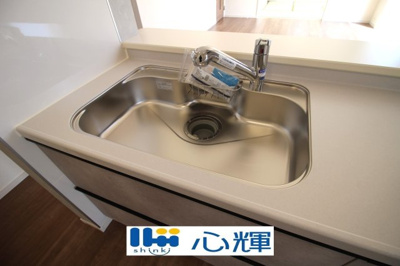 【キッチン】 | リーブルガーデン防府市大字牟礼 第４（１号棟） | 浄水器付きです。水栓は先端が引き出せるのでシンクの隅々まで水が届きます。


