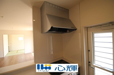 【キッチン】 | リーブルガーデン防府市大字牟礼 第４（１号棟） | 最新タイプのレンジフードは吸引性能も良好！お手入れもカンタンです。
