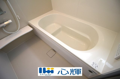 【浴室】 | リーブルガーデン防府市大字牟礼 第４（１号棟） | 奥行きが深く、しっかり足を伸ばせる浴槽。一日の疲れも癒されます。

