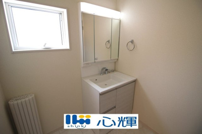 【独立洗面台】 | リーブルガーデン防府市大字牟礼 第４（１号棟） | 平日の朝であっても落ち着きと寛ぎを感じられ、スムーズに身支度が完了します。

