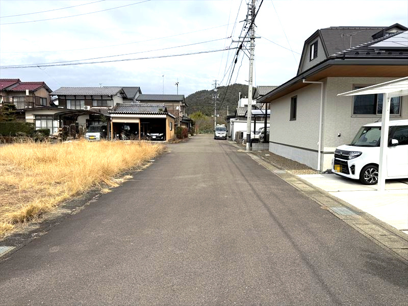 ６４９４９　岐阜市三輪土地の前面道路含む現地写真