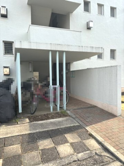  | 鶴川２丁目団地 | ベビーカーや傘を畳む時、屋根があるスペースが助かります♪