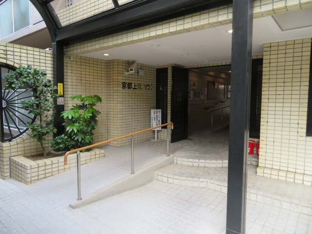 京都上京ハウス4号棟のエントランス