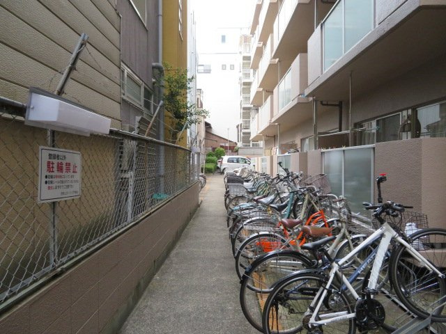 京都上京ハウス4号棟の駐輪場