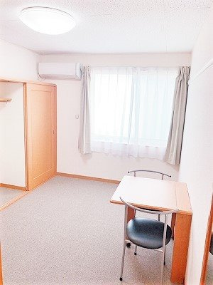 【居間・リビング】 | レオパレスパーク | こちらの居間で趣味の時間をお楽しみください