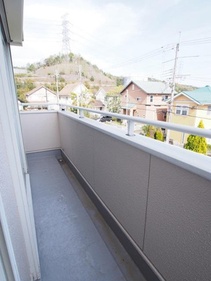 【バルコニー】 | 東山台３丁目戸建 | 開放的で明るい空間を演出してくれるバルコニーです
