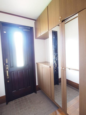 【玄関】 | 東山台３丁目戸建 | 明るい玄関です