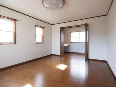 【寝室】 | 東山台３丁目戸建 | 落ち着いて過ごせるお部屋なので、寝室にいかがでしょうか